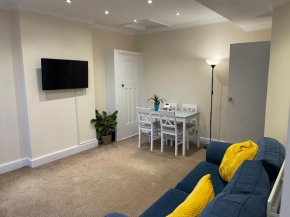 SUPER CONVENIENT FOR CENTRAL LONDON - LARGE 2 DOUBLE BED apartment 30 seconds walk to platform train station and 19 mins to London Waterloo